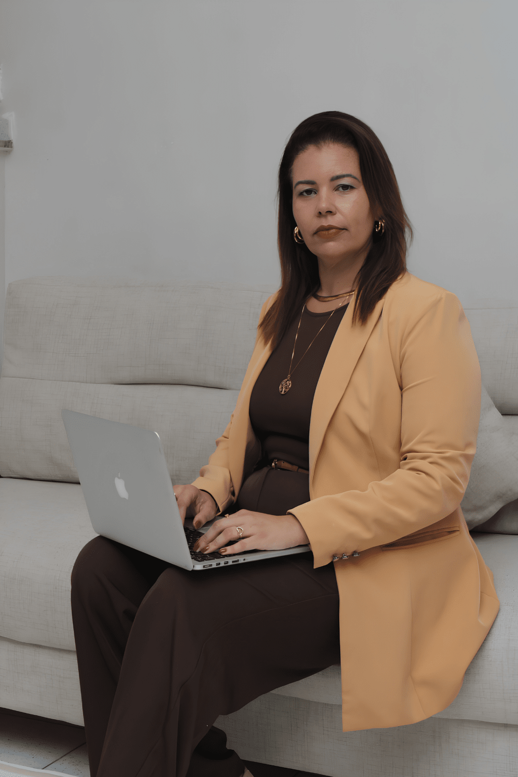 Advogada Elisângela Eloy especializada em revisão contratual e juros abusivos